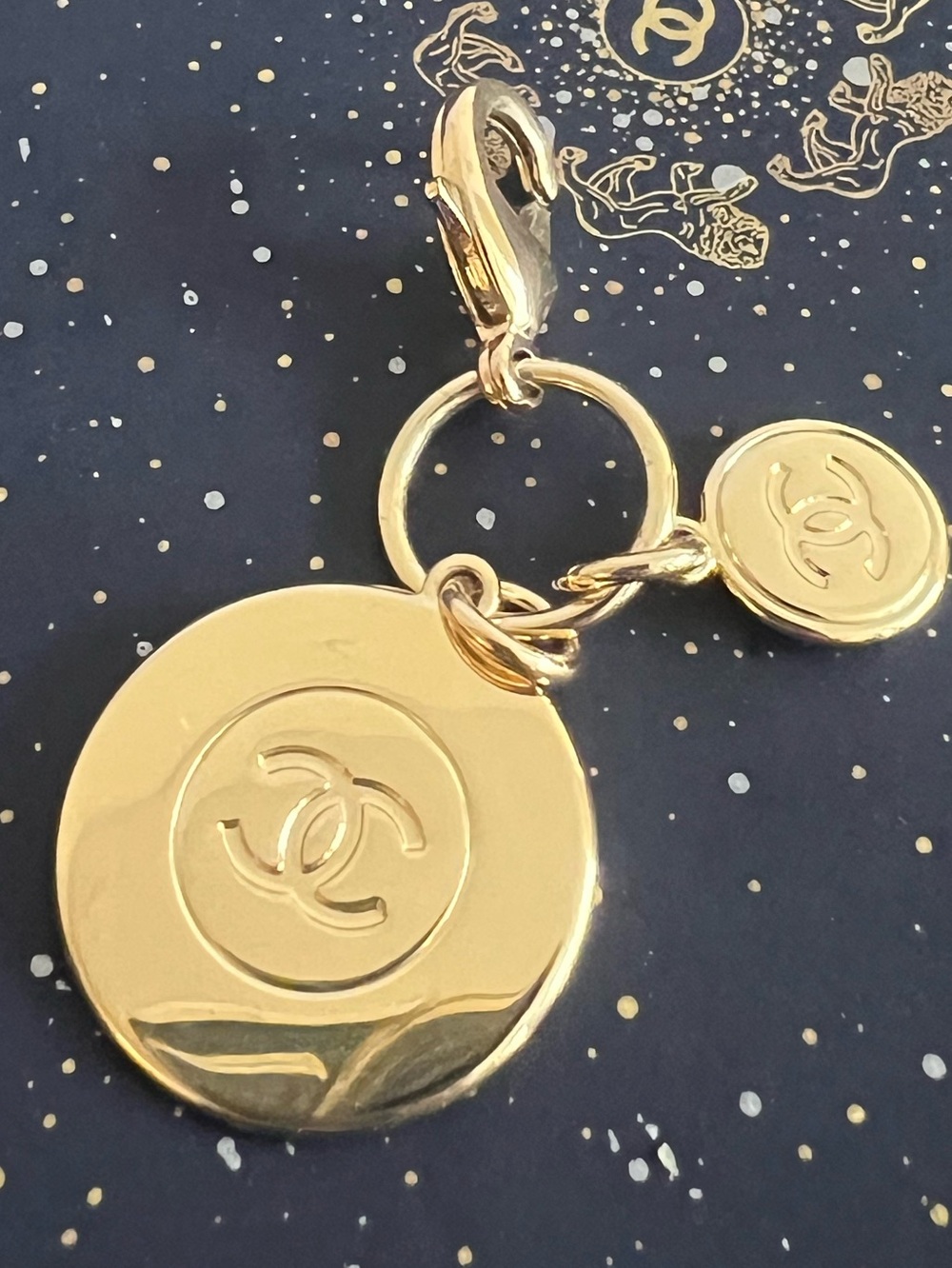 CHANEL Gold-Tone Coin Charm Holder with CC Logo New - Picture 5 of 8